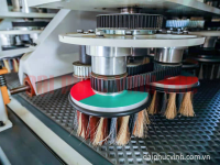 Máy Chà Nhám Chổi Thùng 8 Trục Tải Nặng 1100mm (Băng Tải Hút Chân Không) – Xử Lý Gỗ Hoàn Hảo 11185