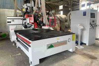 Máy CNC Trung Tâm 2.5D Full Option: Phay Router, Khoan 5 Mặt & Cưa Xoay Đa Hướng 14736